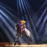 Eine Person auf einem Pferd im Rampenlicht