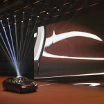 Ein BMW auf einer Bühne im Spotlight