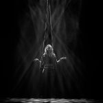 Eine Person im Rampenlicht