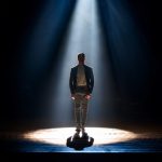Eine Person im Lichtkegel
