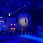 Person auf Hochseil im Spotlight