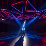 Eine Person im Spotlight (Modern)
